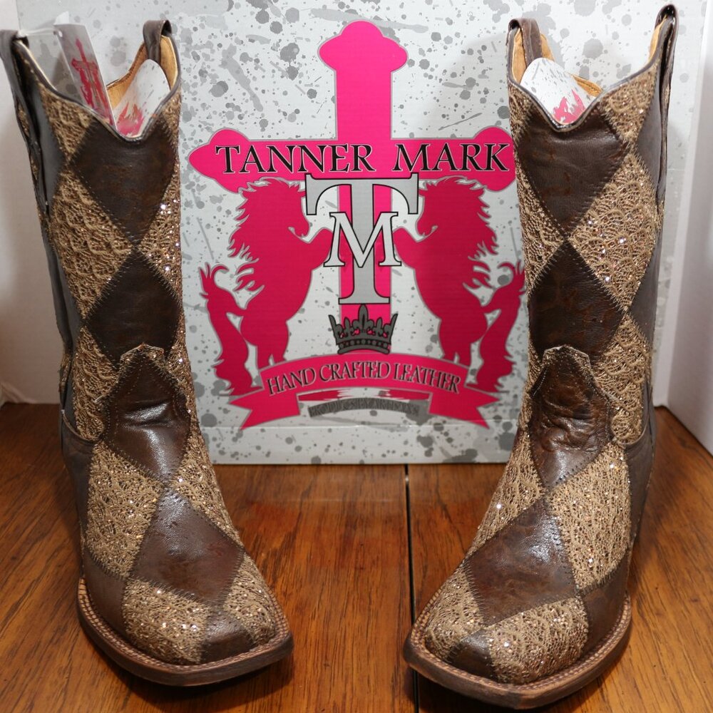 New IN BOX Women’s Tanner Mark Glitter Diamond Pattern Boots.